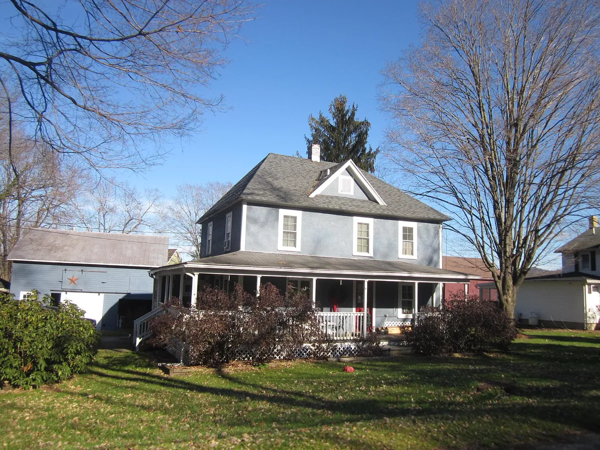 Two-storey house with a wraparound porch in Pine Island, New York